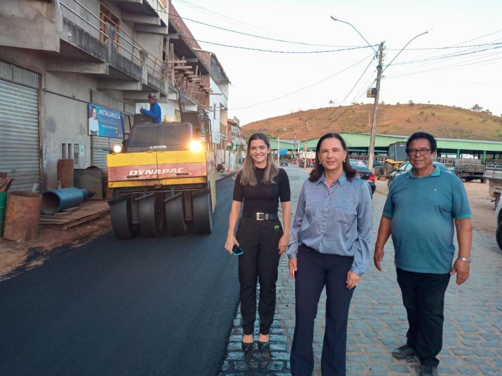 Equipe visita obra de pavimentação asfáltica da Rua Jorge Montanha